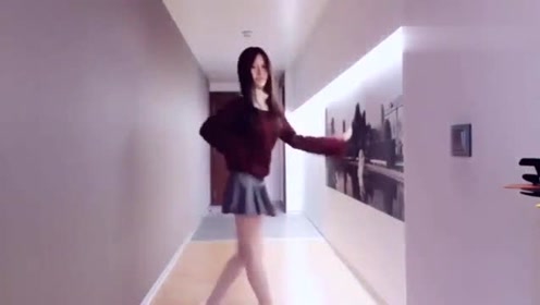 斗鱼美女主播阿冷百褶裙跳《极乐净土》稳中带皮,网友:可爱!