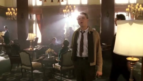 弗兰克在街头看到飞行员，威风凛凛，心里十分羡慕