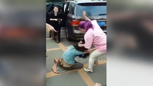 湖南岳阳:打小三?3辆车撞停奔驰撞开车门 把女司机拖下踹头暴打