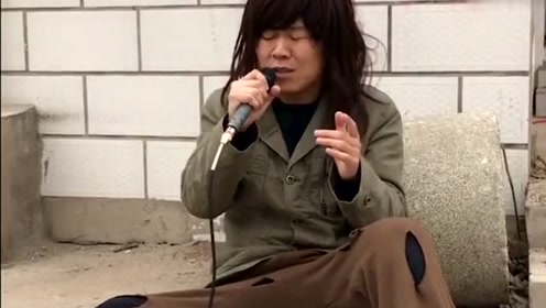 流浪乞丐歌手唱歌犹如天籁,歌词句句心酸,让人难忘