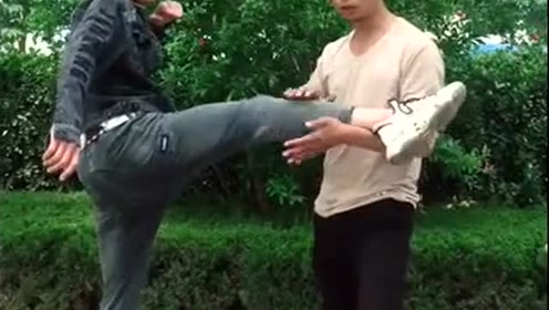 防身术-当别人踢你时,抓住了对方的脚,该怎么反击呢?