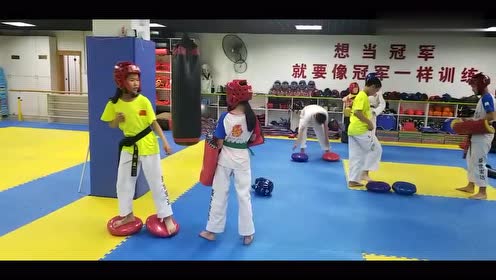 跆拳道旋风少女,侧踢平衡力练习,网友:简直太厉害了!