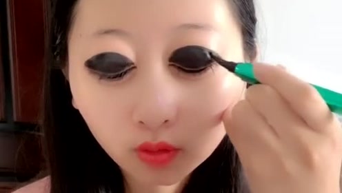 老婆画死亡眼线,老公都大吃一惊,也太粗了吧!