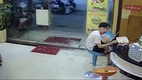 深圳某网吧冲来一群社会人砸门,网管一脸懵逼.