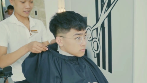把头发撩起来,染上个性的粉色,是真的帅