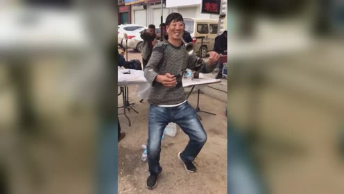 头一回见到吹唢呐,都能吹的这么嗨的人,你是来搞笑的吧!