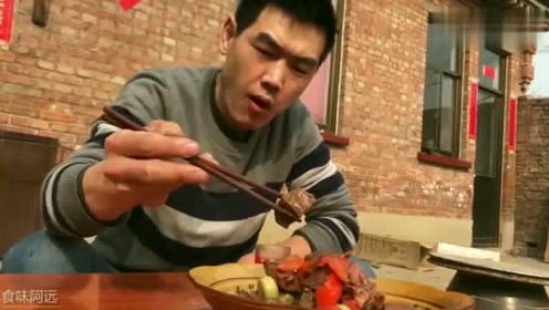 60块钱1斤的驴肉,阿远买来做腊八蒜烧驴肉,喝小酒吃肉真得劲