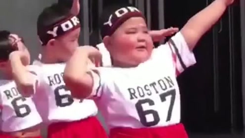 身材虽然富态,舞姿必须销魂,为认真跳舞的小胖子点赞!