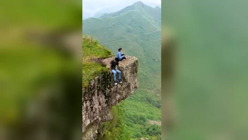 本以为小伙跳悬崖,原来都是特效,终于知道电影是怎么拍的了