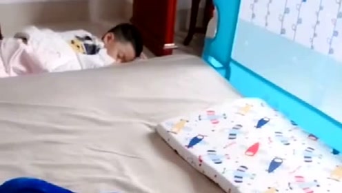 上学的就是起不来,你个穿尿不湿的醒的可早了,这是要当闹钟吗?