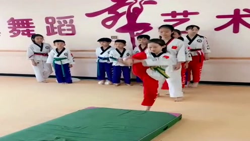 跆拳道小学员挑战舞蹈生,这一个个一字马,真是简直了!实在是佩服!