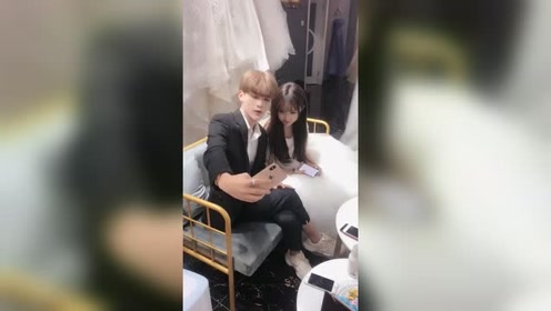 娜娜和可乐秀恩爱,看到这一幕,单身的我差点哭了出来!
