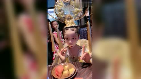 童模焱娃娃吃水果,平常大大咧咧的一个孩子,吃东西竟然这么优雅