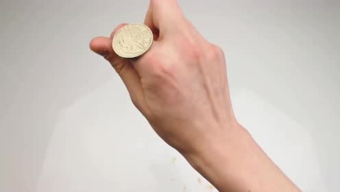手指转硬币教学视频,这手指也太灵活了,你们学会了吗