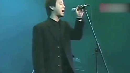 94年红磡演唱会,当年窦唯吹笛子这一段,真是迷倒万千少女