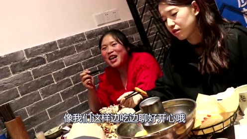 胖妹和发小进城吃网红美食,没想到胖妹是90后,吃得太多撑坏了