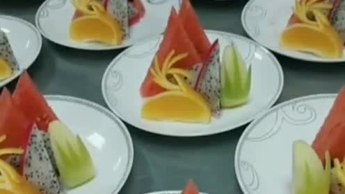 5星酒店大厨教大家制作简易的水果拼盘,一看就会!