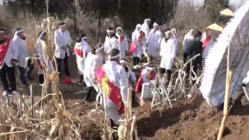 山西农村土葬,开挖掘机帮忙掩埋,第一次见