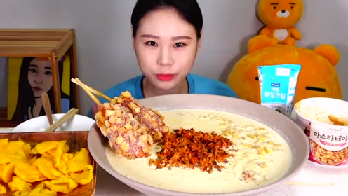 韩国大胃王吃播视频:弗朗西斯卡妹 奶油通心粉和热狗