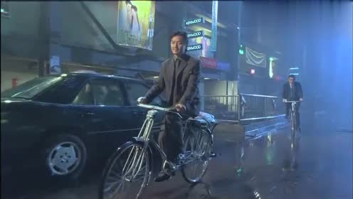 暗战2:何尚生与伊健骑自行车互相追逐,最后双双摔倒,受轻伤