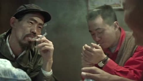 警察故事:豹哥越狱刚回到家,小弟立马俯首称臣递烟给他