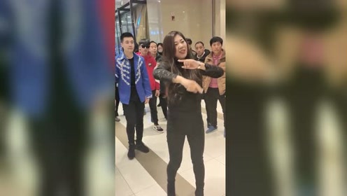 开枪手势舞,火爆大比拼,黑子美女再现万达商场!