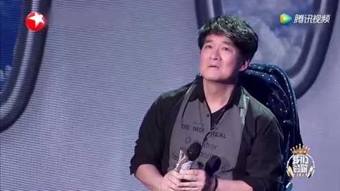 周华健和蒋一侨演唱《那女孩对我说,连续唱了两首歌周华健都是坐着
