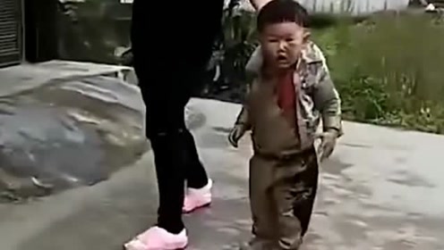 男童玩泥被家长逮个正着,满脸泥巴娃的表情,让人哭笑不得
