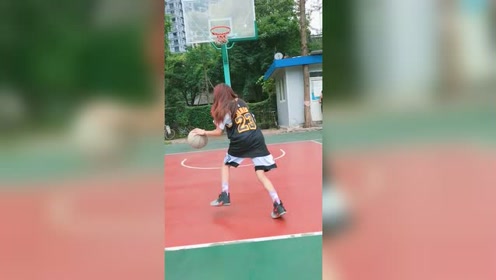 小姐姐玩花式篮球,投篮姿势好帅气,真开眼了!