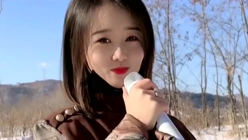 美女户外演唱《桥边姑娘》,悦耳动听,人美歌甜完美翻唱!