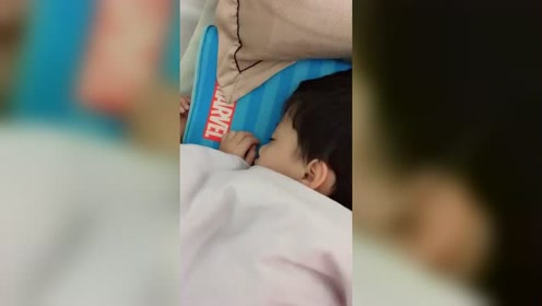 该起床读书的还在睡觉赖床,穿尿不湿的早早就醒了