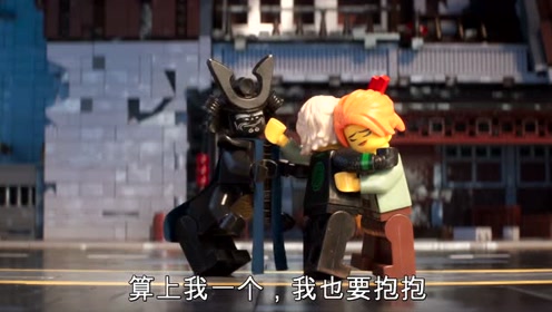 乐高大电影:劳埃德和妈妈拥抱在一起,他们的感情非常深厚