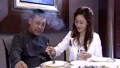 婆家娘家2老公前脚刚走,老婆就跟其他男人喝起交杯酒,一杯下肚还主动