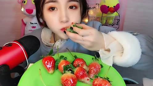 声控吃播:美女吃的这个草莓,看得我也想吃!