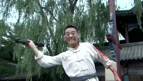 戴天理手持打狗棍,将拿大刀的那图鲁打倒,群众:好厉害的棍子