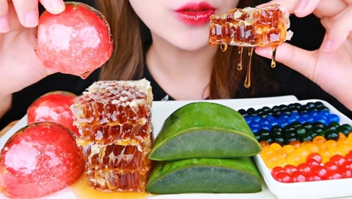 美女吃网红超流行的甜品,每种都是不一样的味蕾体验