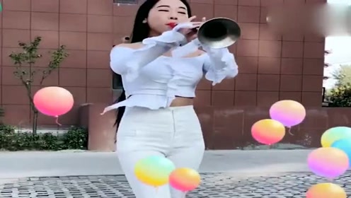 美女唢呐吹奏经典歌曲《哥哥妹妹》,当熟悉的旋律响起,回忆瞬间涌上