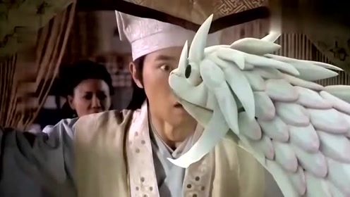 白素贞躺在床上现出原形,化身成一条大白蛇,把许仙吓个半死