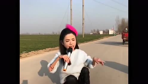 残疾歌手王丽演唱《天使的翅膀》,不一样的味道,堪比原唱