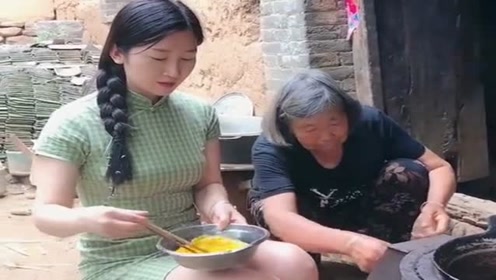 婆婆身体不好,农村小媳妇每天都来帮她做饭,太有孝心了!