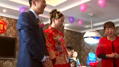 新郎迎亲主持人问新娘家人"满意吧" ?新娘爸爸回答的真逗