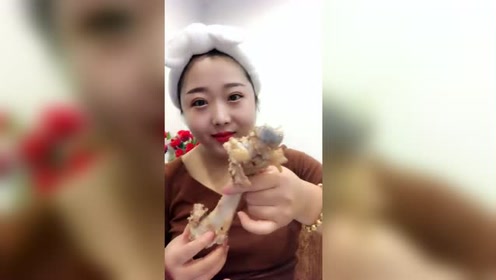 妹子这鸡腿味道怎么样?吃的那么香