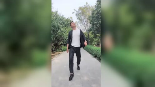 走出六亲不认的步伐来 不服来战