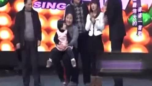 李欣蕊:我爸才18主持人:那你看我多大?李欣蕊说17,太逗了