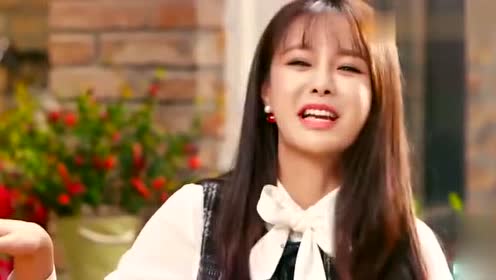 沈梦辰寒风中穿纱裙主持节目冻过敏 倪萍暖心帮忙捂手