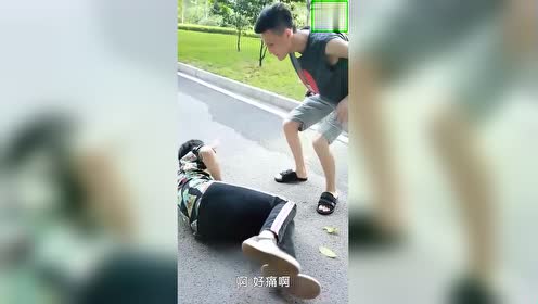 一男子碰到一女生摔倒了,想碰瓷,女生机智化解!