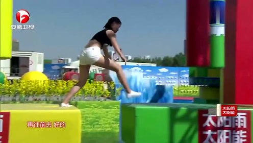 男生女生向前冲美女时机把握不对,在横杆上努力想回到赛道上