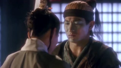 正当小鱼儿打算说出真相的时候，他却被花无缺的师傅打飞了