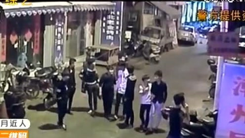 监控画面曝光:社会青年街头群体斗殴,画面近似古惑仔