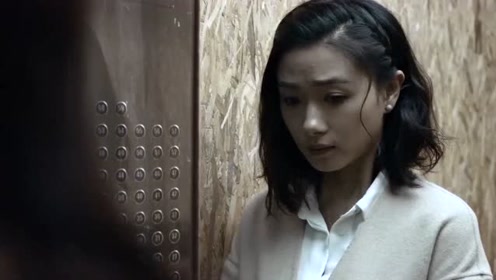 美女一出现气氛就不对，果不其然，一把薅住女主头发，真是太可怕了